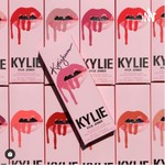 Logo of the podcast Como Kylie Jenner cresceu sua marca apenas com mídia social Podcast Como Kylie Jenner cresceu sua marca apenas com mídia social