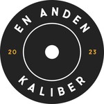 Logo of the podcast En anden kaliber Podcast En anden kaliber