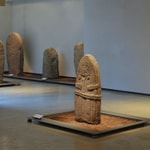 Logo of the podcast Les statues-menhirs Podcast Les statues-menhirs